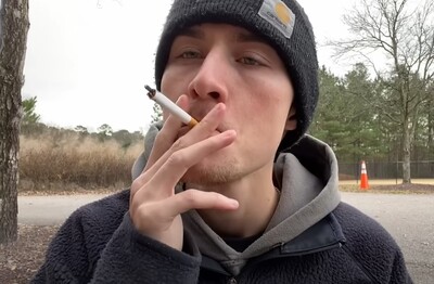 Лечение зависимости от табакокурения в Навашино Мужчина с сигаретой делает затяжку