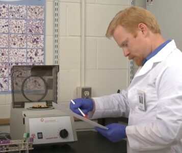 Клиника лечения наркозависимости в Навашино Врач в кабинете клиники