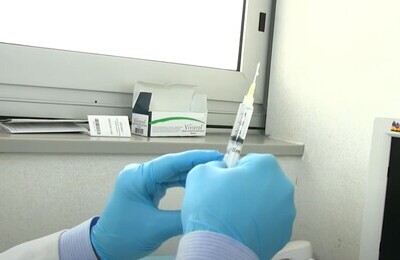 Проведение кодирования Вивитролом в Навашино Шприц с Вивитролом в руках у врача